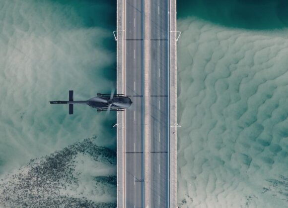Revo oferece solução de mobilidade aérea para a temporada de férias Com a chegada de julho, aproxima-se também a tão desejada temporada de férias. A Revo – solução digital de mobilidade urbana que oferece um serviço porta a porta por meio de transporte aéreo e terrestre, apoiada por inteligência artificial – oferece uma alternativa ágil e eficiente para quem deseja aproveitar ao máximo cada momento. Inclusive, a solução permite que os passageiros se locomovam com conforto e segurança. A Revo é a única plataforma que oferece um serviço aéreo personalizado via helicópteros, incluindo a opção de jornada completa, com carros executivos que realizam o trajeto terrestre até o heliponto. A empresa, que opera com aeronaves bimotores e tripulação dupla, possui rotas fixas ideias para complementar roteiros de férias. Os voos partem ou têm como destino o Aeroporto Internacional de Guarulhos, Fazenda Boa Vista (empreendimento de luxo localizado em Porto Feliz, no interior de São Paulo), a região da Avenida Faria Lima - principal centro financeiro da cidade -, Alphaville (bairro nobre localizado nos municípios de Barueri e Santana de Parnaíba), e o litoral de São Paulo, como Ilhabela e Juquehy. Além das rotas fixas, os clientes podem reservar voos privados sob demanda entre São Paulo e regiões próximas, como campo, praia e cidades vizinhas. Todos os voos Revo seguem os mais altos padrões de segurança do setor. A reserva do serviço é possível para apenas um assento, múltiplos assentos ou a capacidade total da aeronave, algo inédito nesse mercado. Além do transporte aéreo, a operação da Revo inclui transporte de bagagens - via terrestre - nos voos para Guarulhos. As passagens custam a partir de 2 500 reais por assento, dependendo do destino e do horário do voo. “Estamos empenhados em oferecer a melhor experiência possível aos nossos clientes, que prezam por eficiência e conforto, para aproveitar cada minuto da temporada de férias. Sempre com o mais alto padrão de qualidade e segurança”, afirma Patrícia Dib, Diretora de Marketing da Revo. Com base em dados e inteligência artificial que permitem traçar rotas de acordo com variáveis como número de voos com passageiros de categoria business/first e tráfego nas principais vias de São Paulo, a Revo oferece reservas via aplicativo, site ou diretamente com o serviço de concierge - via e-mail (concierge@flyrevo.com) e ou WhatsApp (11 91639-9937). Tudo em poucos minutos e cliques. A Revo pertence ao grupo multinacional de origem portuguesa Omni Helicopters International (OHI), controlador da Omni Táxi Aéreo (OTA), líder em transporte aéreo offshore na América Latina e que opera no Brasil há mais de 20 anos. A OHI tem uma frota de cerca de 90 helicópteros, que realiza mais de 1 500 voos semanais. Anualmente, mais de 750 000 passageiros são transportados pela companhia. Sobre a Revo Lançada em agosto de 2023, a Revo opera atualmente com rotas a partir de São Paulo. Com foco no público de alta renda, a entrega da Revo tem alguns outros diferenciais como serviço de primeira classe, transporte terrestre em carros executivos, lounges e hosts exclusivos, plataforma de tecnologia proprietária com inteligência artificial - reserva via app, site ou concierge - helicópteros bimotores, tripulação dupla e referência em alto padrão de segurança no setor. A Revo pertence ao grupo multinacional de origem portuguesa Omni Helicopters International (OHI) que é líder em soluções de mobilidade aérea na América Latina. Sua frota de cerca de 90 helicópteros realiza mais de 1 500 voos semanais e transporta em segurança mais de 750 000 passageiros por ano. No Brasil, a OHI é detentora da Omni Táxi Aéreo, que opera há mais de 20 anos.