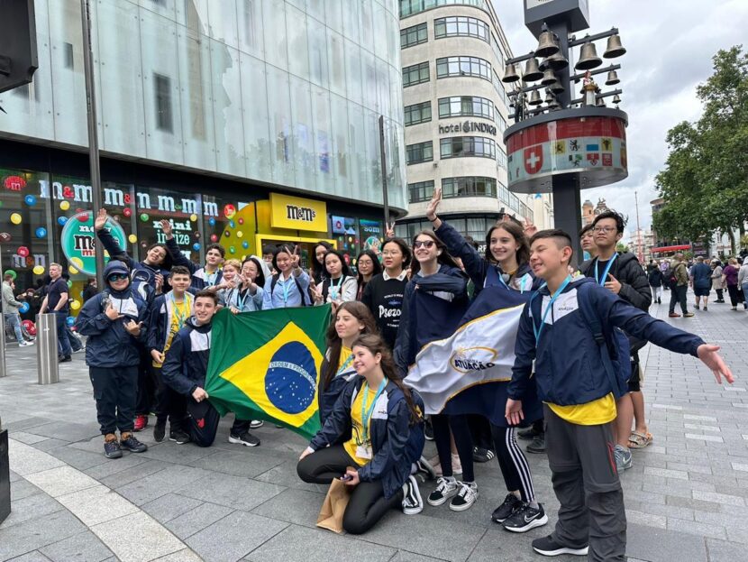 Estudantes de Curitiba embarcam para Intercâmbio Europeu em Londres Estudantes de Curitiba embarcam para Intercâmbio Europeu em Londres