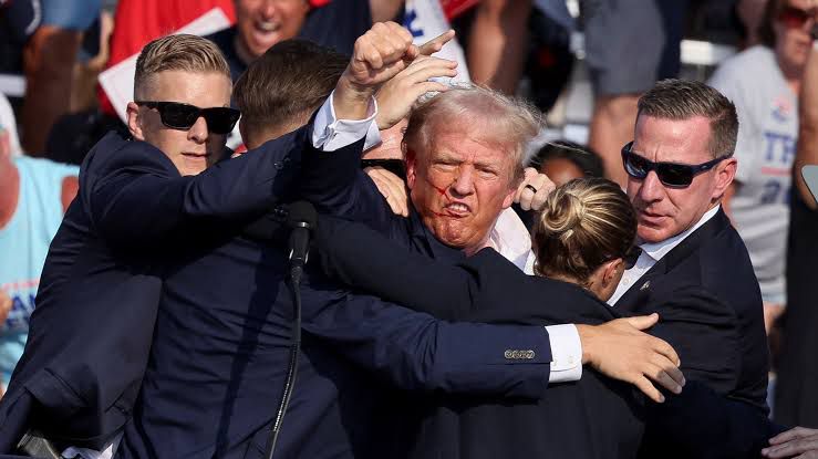 Comício de Trump é Interrompido: Candidato á presidência dos EUA foi retirado do palco após som de tiros 