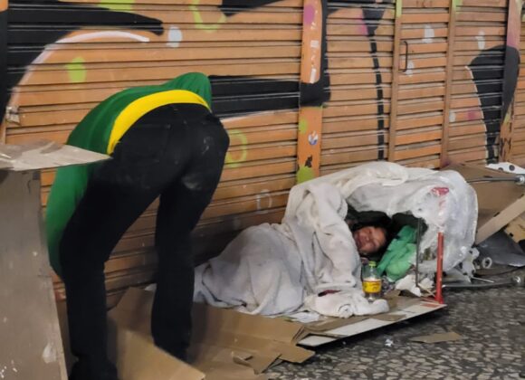 Indignação e Preocupação Crescentes no Centro de Curitiba: Moradores de Rua Ameaçam, Defecam e Quebram Estabelecimentos