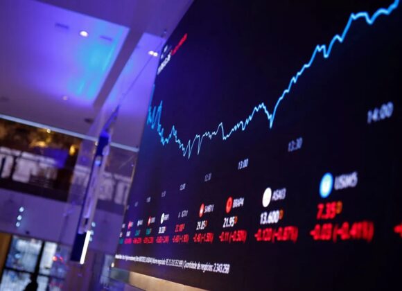 Ibovespa Encosta na Máxima Histórica com Espera por Queda de Juros nos EUA Dólar cai a R$ 545