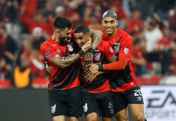 Athletico ganha do Belgrano, 2x1. Arbitragem e Esquivel resolvem