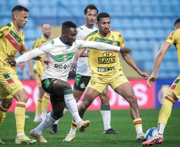 Coritiba supera o Brusque, vence a primeira com Jorginho e encerra jejum fora de casa