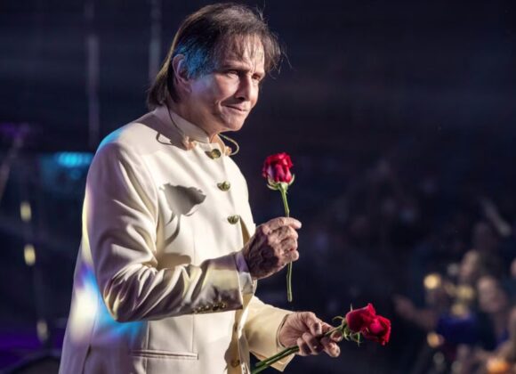 Em show, Roberto Carlos pede um minuto de aplausos para homenagear Silvio Santos