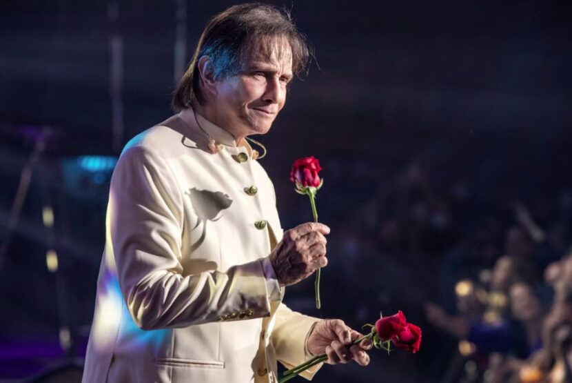 . Em show, Roberto Carlos pede um minuto de aplausos para homenagear Silvio Santos Em show, Roberto Carlos pede um minuto de aplausos para homenagear Silvio Santos