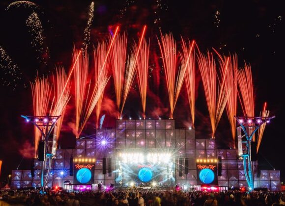 Sam Smith se une à ícone do pop brasileiro IZA para uma versão incrível de "Lay Me Down" GRAMMY®