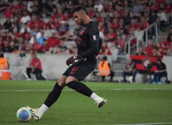Mycael brilha e aumenta pressão sobre Linck pela titularidade no gol do Athletico
