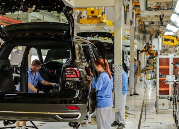 .De janeiro a julho, geração de emprego para mulheres cresce 90% no c CAGED – Com 124.647 novos postos de trabalho entre janeiro e julho de 2024, o Paraná registrou o maior saldo de empregos com carteira assinada para os primeiros sete meses do ano desde 2021. Há três anos, o saldo de empregos no Estado foi de 130.470, quando a economia começava a se recuperar do período mais crítico da pandemia da Covid-19. Em 2022, foram criadas 110.502 vagas, e em 2023, 78.372 novos postos – o que significa que, na comparação entre 2024 e o mesmo período do ano anterior, o aumento na criação de vagas foi de 59%. Confira o desempenho do emprego feminino do Paraná por estados e setores .