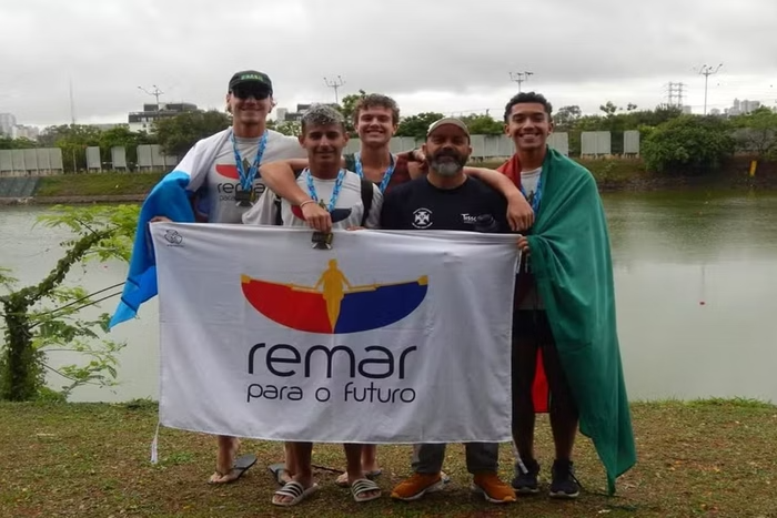 Acidente com equipe de remo deixa 9 mortos em rodovia do Paraná Acidente-com-equipe-de-remo-deixa-9-mortos-em-rodovia-do-Paraná