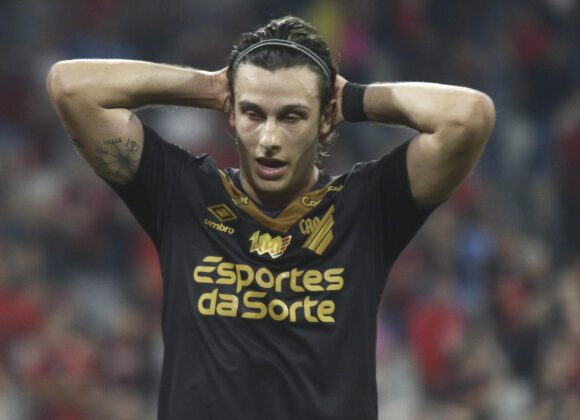 Athletico Paranaense vive drama contra rebaixamento na reta final do Campeonato Brasileiro Athletico Paranaense vive drama contra rebaixamento na reta final do Campeonato Brasileiro