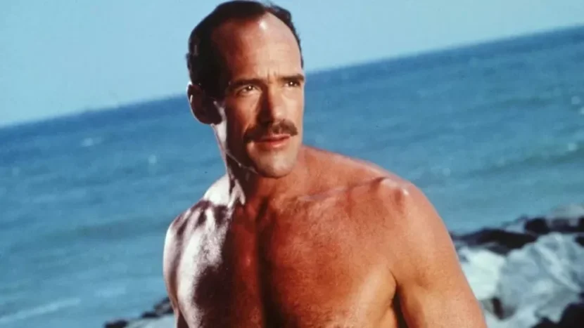 Ator e salva-vidas de Baywatch morre aos 68 anos nos Estados Unidos Ator e salva-vidas de Baywatch morre aos 68 anos nos Estados Unidos
