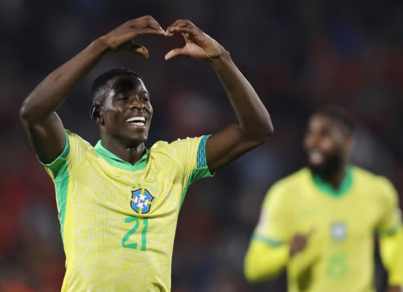 Brasil vence Chile com gols de dois jogadores do Botafogo em Santiago