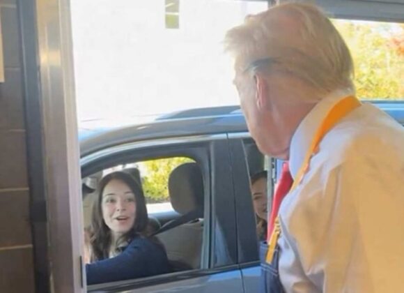 Brasileira encontra Trump em evento de campanha do candidato americano a presidência Brasileira encontra Trump em evento de campanha do candidato americano a presidência