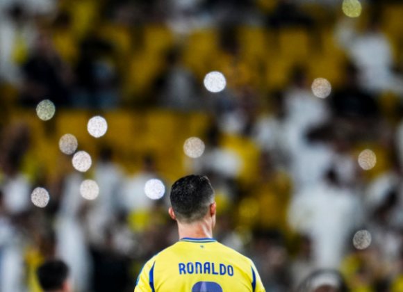 Cristiano Ronaldo perde pênalti e acerta celular de torcedor na arquibancada Cristiano Ronaldo perde pênalti e acerta celular de torcedor na arquibancada