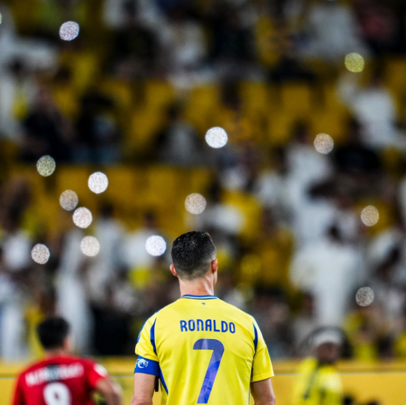 Cristiano Ronaldo perde pênalti e acerta celular de torcedor na arquibancada