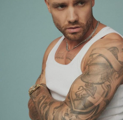 Fãs prestam homenagem no hotel onde cantor morreu na argentina