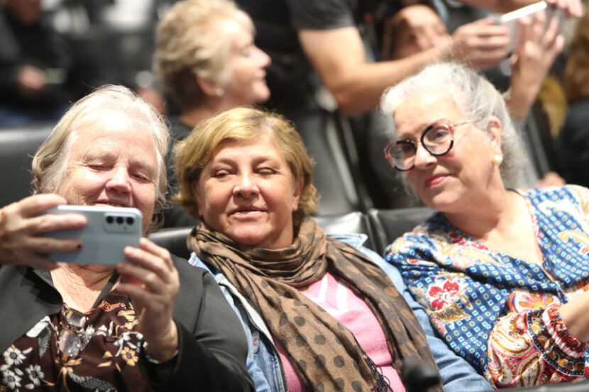 Idosos aprendem na prática as funcionalidades dos aplicativos para celulares Idosos aprendem na prática as funcionalidades dos aplicativos para celulares