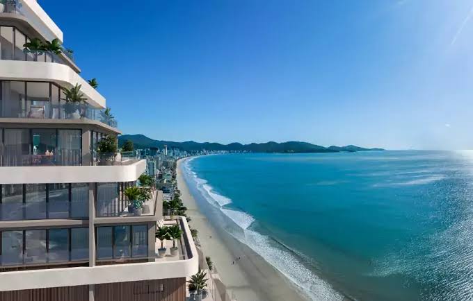 Com praias deslumbrantes e uma infraestrutura moderna, Itapema atrai mais de 1 milhão de turistas a cada verão, destacando-se também como um destino para investimentos imobiliários