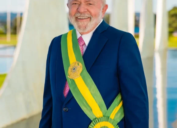 Lula antecipa retorno para participar de cerimônia da tragédia de Mariana Lula antecipa retorno para participar de cerimônia da tragédia de Mariana