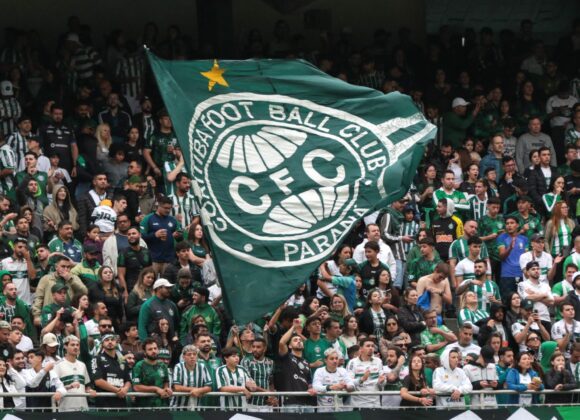 Torcedor do Coritiba cai do segundo anel da arquibancada do Couto Pereira após jogo