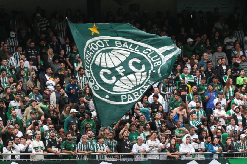 Torcedor do Coritiba cai do segundo anel da arquibancada do Couto Pereira após jogo