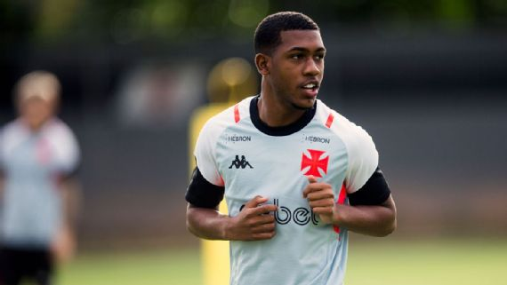 Vasco pode negociar joia da base com proprietário de seu rival John Textor Vasco-pode-negociar-joia-da-base-com-proprietário-de-seu-rival-John-Textor