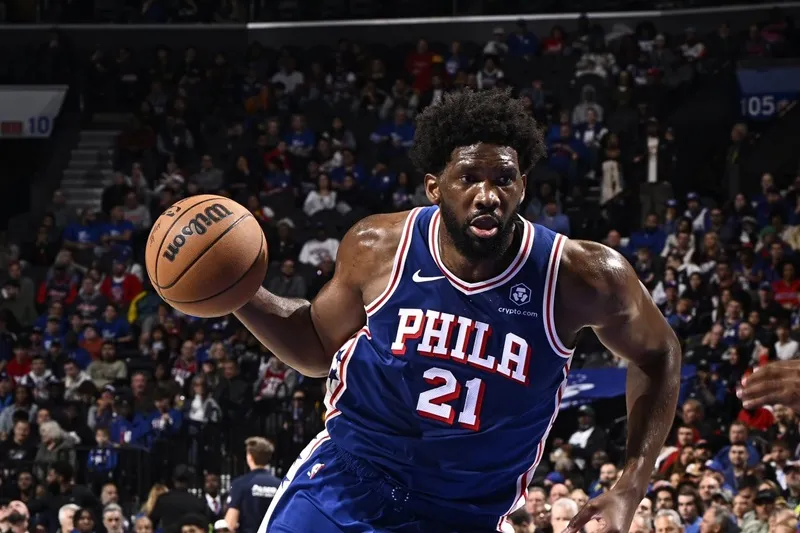 Astro de basquete da NBA Joel Embiid é suspenso após empurrar jornalista Astro de basquete da NBA Joel Embiid é suspenso após empurrar jornalista