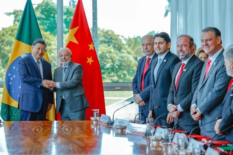 Brasil e China fazem dezenas de acordos em visita de presidente chinês ao G20