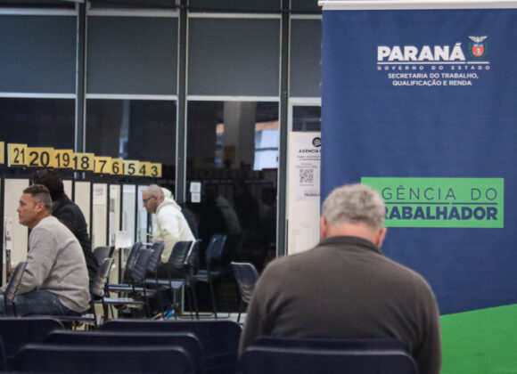 .Agências do Trabalhador iniciam a semana com 21,1 mil vagas com carteira assinada Agencia do Trabalhador - As Agências do Trabalhador do Paraná e postos avançados começam a semana com a oferta de 22.033 vagas de emprego com carteira assinada no Estado.