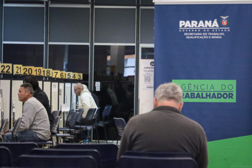 .Agências do Trabalhador iniciam a semana com 21,1 mil vagas com carteira assinada Agencia do Trabalhador - As Agências do Trabalhador do Paraná e postos avançados começam a semana com a oferta de 22.033 vagas de emprego com carteira assinada no Estado.