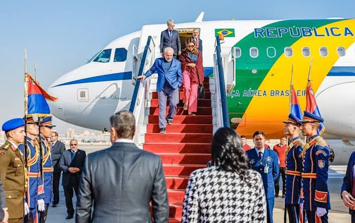 Presidente Lula chega ao Egito para falar sobre guerra entre Israel e Hamas Presidente Lula chega ao Egito para falar sobre guerra entre Israel e Hamas