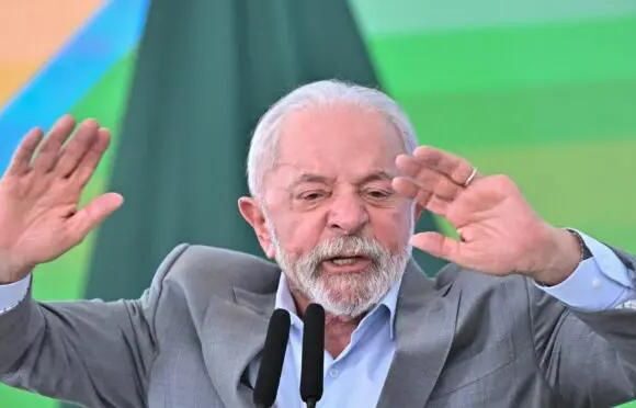 Entre tarifas e diplomacia: Lula busca equilíbrio diante da pressão de Trump Entre tarifas e diplomacia: Lula busca equilíbrio diante da pressão de Trump