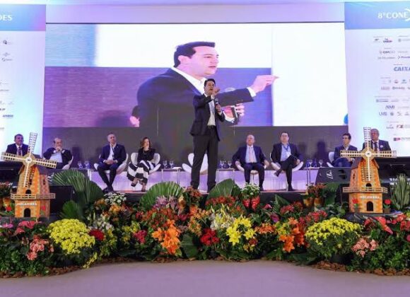 O governador Carlos Massa Ratinho Junior destacou nesta sexta-feira (8) os avanços do Paraná na educação durante o painel “Cruzando Fronteiras - Parcerias entre Estado e Municípios - Educação na Direção Certa”. Realizado na cidade de Holambra, em São Paulo, o evento integra a programação do 8º Conexidades e tem como objetivo a troca de experiências em temas como sustentabilidade, inovação e políticas públicas, além da educação.