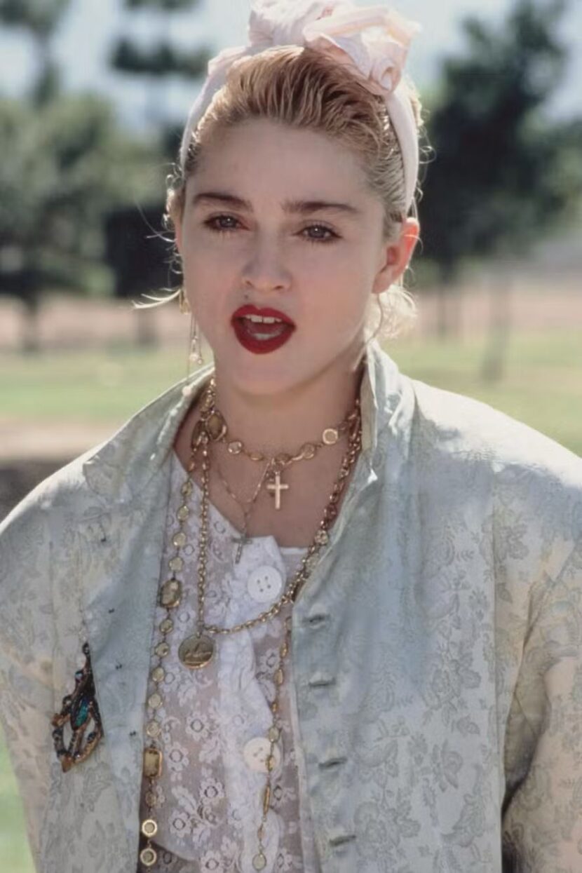 Blusas dos anos 80: o retorno da ousadia equilibrada com o corte reto Blusas dos anos 80: o retorno da ousadia equilibrada com o corte reto