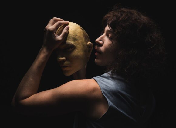 Ave Lola apresenta nova montagem de “Romeu e Julieta” em Curitiba Ave Lola apresenta nova montagem de “Romeu e Julieta” em Curitiba