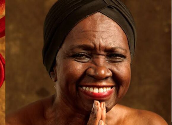 Áurea Martins apresenta “Senhora das Folhas” em Curitiba