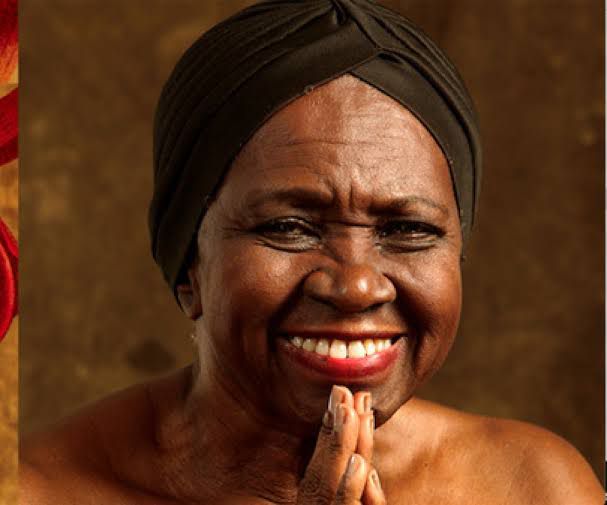 Áurea Martins apresenta “Senhora das Folhas” em Curitiba Áurea Martins apresenta “Senhora das Folhas” em Curitiba