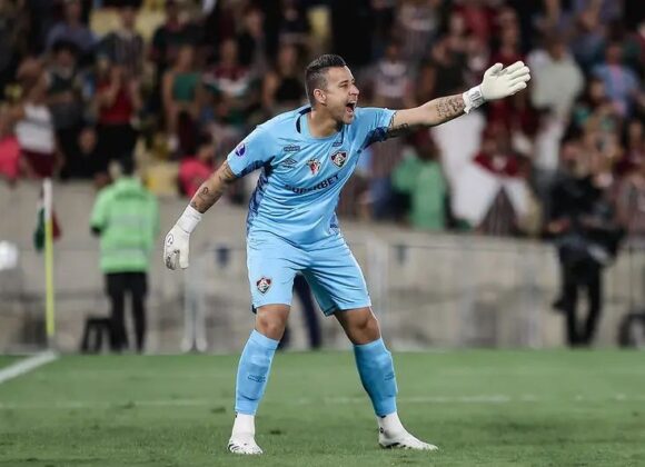 Fábio quebra recorde mundial de jogos e homenageia clube paranaense