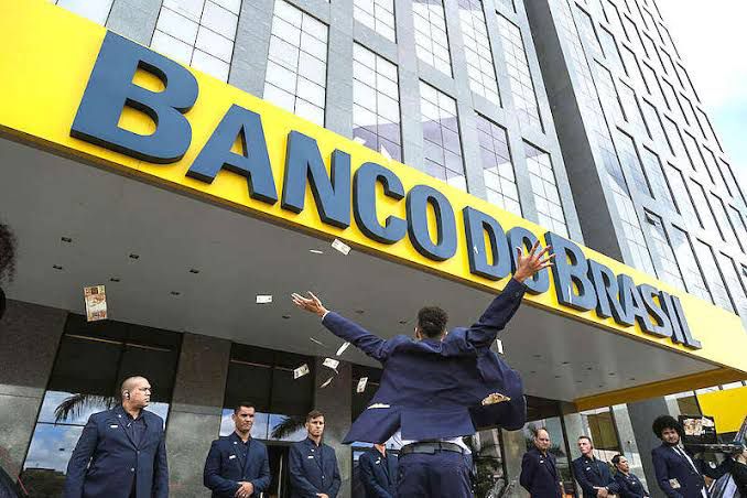 Banco do Brasil reforça compromisso com a legalidade diante de pressões internacionais 🏦 Banco do Brasil se posiciona Em meio à polêmica da Lei Magnitsky e às decisões do STF, o BB afirmou estar preparado para lidar com cenários complexos e reforçou que atua sempre dentro da legislação brasileira e padrões internacionais. 📉 O mercado reagiu com queda nas ações, mas a instituição destacou sua solidez, experiência global e compromisso com clientes e investidores. #BancoDoBrasil #Economia #STF #Magnitsky #MaitêBrusman