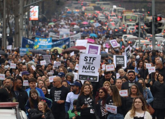 Curitiba se mobiliza em defesa das escolas especializadas Curitiba se mobiliza em defesa das escolas especializadas