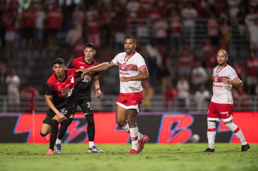 Athletico: técnico defende jovem zagueiro após erro em campo Athletico: técnico defende jovem zagueiro após erro em campo