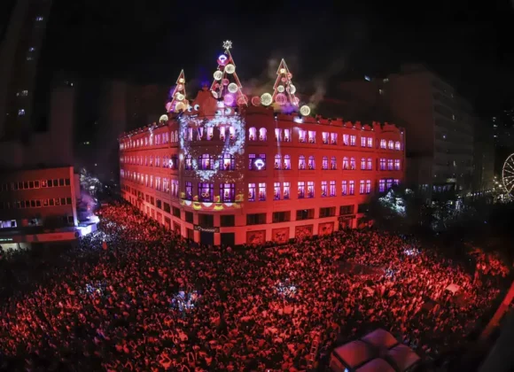 Palácio Avenida anuncia datas do Coral de Natal: cinco apresentações confirmadas Subtítulo: Espetáculo gratuito terá ensaio geral em 5 de dezembro; apresentações ocorrem em dois finais de semana para celebrar o Natal em Curitiba ⸻ O Coral de Natal do Palácio Avenida, uma das atrações mais emblemáticas do fim de ano em Curitiba, já tem datas definidas para 2025. Foi confirmado que o ensaio geral acontecerá na sexta-feira, dia 5 de dezembro, marcando oficialmente o início dos preparativos para as apresentações ao público. ￼ As apresentações acontecem em cinco datas distintas: 6, 7, 12, 13 e 14 de dezembro, sempre às 20h15. Três desses dias caem em finais de semana, facilitando o acesso de moradores e visitantes que desejam vivenciar a atmosfera natalina no centro da cidade. ￼ O anúncio foi feito pelo prefeito de Curitiba, Eduardo Pimentel, nas redes sociais. Ele ressaltou que faltam cerca de cem dias para marcar “o maior Natal do país” e convidou as famílias para participarem de um dos eventos mais tradicionais da cidade. ￼ O Coral de Natal do Palácio Avenida se tornou, ao longo dos anos, uma tradição querida por muitos curitibanos. A apresentação em si mistura canto coral, projeções luminosas sobre a fachada do prédio histórico, música natalina e efeitos visuais que visam emocionar. O espetáculo é gratuito, o que reforça seu papel de celebração comunitária e cultural. (Nota: detalhes exatos do repertório não foram divulgados até o momento.) Para quem quiser assistir, é bom ficar atento: por tratar-se de evento de grande porte, frequentemente há grande demanda pelo local e horários. Vale a pena planejar com antecedência, chegando cedo para garantir bom lugar, especialmente nos finais de semana. Também é provável que sejam tomadas medidas de segurança e controle de público, como em anos anteriores. Curitiba, com essa programação cultural natalina, reforça seu apelo turístico e comunitário nessa época do ano. O Coral de Natal do Palácio Avenida promete ser novamente um ponto de encontro de emoções, luzes e esperança — elementos que se somam ao espírito natalino, proporcionando momentos memoráveis para pessoas de todas as idades.