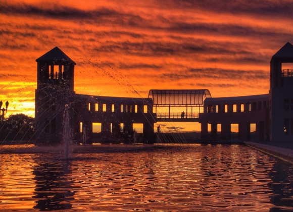 Curitiba terá fim de semana de calor antes da virada da estação Subtítulo: Termômetros sobem para ~30 °C; sol aparece, mas pancadas de chuva podem surpreender no sábado e domingo ⸻ Preparem o guarda-sol — o fim de semana promete temperaturas elevadas em Curitiba, com máximas chegando perto dos 30‑31 °C, segundo previsões meteorológicas recentes. Apesar do calor, o clima não será totalmente estável: há expectativa de pancadas de chuva, especialmente à tarde e à noite. ￼ O sábado deve iniciar com tempo parcialmente nublado, com sol predominando em muitos momentos. A partir da tarde, porém, nuvens carregadas poderá trazer pancadas isoladas de chuva. A umidade relativa do ar sobe, e os ventos, ainda discretos, podem intensificar a sensação térmica. ￼ No domingo, a tendência é de calor mais intenso, com máxima de cerca de 30‑31 °C. O sol deve aparecer entre nuvens, mas há previsão de instabilidades — especialmente no fim da tarde — com possibilidade de chuvas localizadas. ￼ Quem planeja aproveitar o sábado ao ar livre deve se preparar para grande variação: usar roupas leves para o calor, mas levar algo mais encapado para se prevenir contra pancadas repentinas de chuva ou mudança no tempo. Óculos de sol, protetor solar e hidratação reforçada serão importantes aliados. ￼ Já para o domingo, atividades matinais tendem a ser mais agradáveis — o calor aumenta só conforme o dia avança. Quem pretende sair à tarde ou à noite deve ficar atento às previsões locais, porque há chance de chuva interromper planos ao ar livre. Eventos que dependem de clima seguro podem sofrer mudanças. ￼ No conjunto, o fim de semana será uma prévia de calor antes da mudança de estação — uma transição atmosférica que costuma trazer essa oscilação entre dias quentes e momentos de instabilidade. Aproveitar com cautela parece a tônica: calor sim, mas com certo grau de imprevisibilidade.