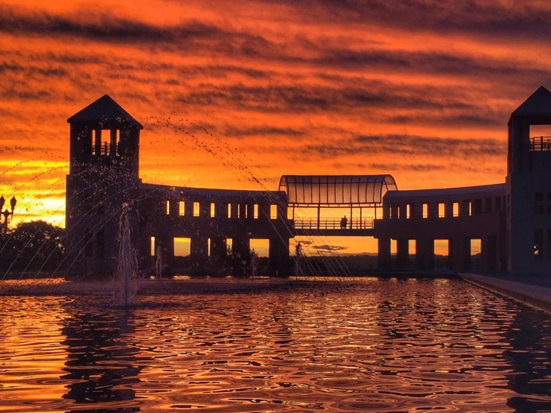 Curitiba terá fim de semana de calor antes da virada da estação Curitiba terá fim de semana de calor antes da virada da estação Subtítulo: Termômetros sobem para ~30 °C; sol aparece, mas pancadas de chuva podem surpreender no sábado e domingo ⸻ Preparem o guarda-sol — o fim de semana promete temperaturas elevadas em Curitiba, com máximas chegando perto dos 30‑31 °C, segundo previsões meteorológicas recentes. Apesar do calor, o clima não será totalmente estável: há expectativa de pancadas de chuva, especialmente à tarde e à noite.  O sábado deve iniciar com tempo parcialmente nublado, com sol predominando em muitos momentos. A partir da tarde, porém, nuvens carregadas poderá trazer pancadas isoladas de chuva. A umidade relativa do ar sobe, e os ventos, ainda discretos, podem intensificar a sensação térmica.  No domingo, a tendência é de calor mais intenso, com máxima de cerca de 30‑31 °C. O sol deve aparecer entre nuvens, mas há previsão de instabilidades — especialmente no fim da tarde — com possibilidade de chuvas localizadas.  Quem planeja aproveitar o sábado ao ar livre deve se preparar para grande variação: usar roupas leves para o calor, mas levar algo mais encapado para se prevenir contra pancadas repentinas de chuva ou mudança no tempo. Óculos de sol, protetor solar e hidratação reforçada serão importantes aliados.  Já para o domingo, atividades matinais tendem a ser mais agradáveis — o calor aumenta só conforme o dia avança. Quem pretende sair à tarde ou à noite deve ficar atento às previsões locais, porque há chance de chuva interromper planos ao ar livre. Eventos que dependem de clima seguro podem sofrer mudanças.  No conjunto, o fim de semana será uma prévia de calor antes da mudança de estação — uma transição atmosférica que costuma trazer essa oscilação entre dias quentes e momentos de instabilidade. Aproveitar com cautela parece a tônica: calor sim, mas com certo grau de imprevisibilidade.