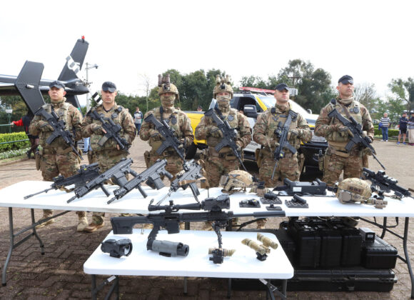 Maior aquisição de fuzis da história do Paraná reforça aparato policial Maior aquisição de fuzis da história do Paraná reforça aparato policial