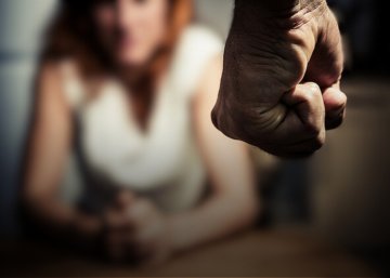 A violência contra a mulher é uma grave violação dos direitos humanos e um problema social que atinge milhões de mulheres no Brasil e no mundo A violência contra a mulher é uma grave violação dos direitos humanos e um problema social que atinge milhões de mulheres no Brasil e no mundo