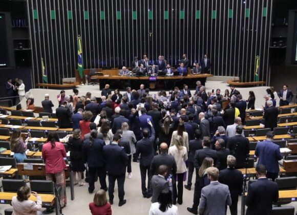 Bancada paranaense confirma 23 votos a favor da urgência na proposta de anistia Bancada paranaense confirma 23 votos a favor da urgência na proposta de anistia