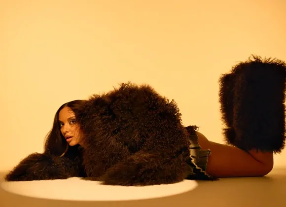 Jade renasce em “That’s Showbiz Baby!” e mostra que pode transformar qualquer coisa em hit Jade renasce em “That’s Showbiz Baby!” e mostra que pode transformar qualquer coisa em hit A artista do Little Mix assume sua nova fase solo com poder criativo, autenticidade e vontade de se reinventar Jade Thirlwall, ex‑integrante do Little Mix, está em plena ebulição criativa. Seu álbum de estreia solo, That’s Showbiz Baby!, marca um ponto de virada: ela declara que pode, sozinha, “fazer isso muito bem”. É um renascimento sonoro e pessoal, em que Jade propõe experimentar, brincar, quebrar regras e, acima de tudo, expressar-se com honestidade.  A busca por liberdade artística transparece na escolha de parcerias que fogem da fórmula segura. Em vez de repetir receitas testadas, a cantora trabalhou com produtores e compositores dispostos a se arriscar, criando músicas que misturam introspecção e batidas dançantes — onde o pop encontra o íntimo, e o extravasa.  Uma das faixas notáveis é Plastic Box, que trata de ciúmes, insegurança nos relacionamentos e vulnerabilidade — Jade fala sobre ela como algo terapêutico. O curioso é ver como esses temas pesados são encaixados numa produção que, musicalmente, pode soar animada, convidativa, quase leve: o contraste dá força à letra.  O processo de construção do álbum, segundo Jade, envolveu desprendimento. Ela deixou de lado expectativas externas, de gravadoras ou de uma indústria que muitas vezes exige padrões rígidos. Em vez disso, ela segue algo interno: o que “dá pra fazer algo bom, honesto, mas sem abrir mão de quem ela é”. Essa decisão de “não jogar pelo seguro” parece central nesta nova fase.  Outro aspecto importante é o descolamento de Jade em relação ao Little Mix: após anos de trabalho em grupo, de demandas coletivas e compromissos com um formato, ela reivindica sua individualidade artística — seus tempos, seus medos, suas falhas, suas vozes. O álbum se torna, portanto, não só uma nova música, mas um manifesto de autonomia.  Para quem acompanha pop contemporâneo, That’s Showbiz Baby! vai além de uma estreia solo: é uma afirmação de que talento, quando aliado a coragem e verdade, pode reconfigurar o que se espera de uma artista pop. Jade mostra que transformar qualquer coisa em um hit não é só ter apelo comercial, mas transformar dor, desejo, autoquestionamento e alegria em música que ressoa — e convida quem ouve a viver esse renascimento junto com ela.