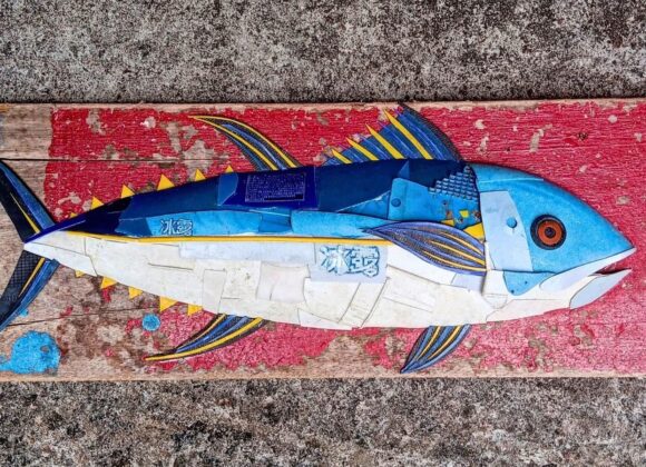 Arte e consciência ambiental se encontram em exposição feita com resíduos da Ilha do Mel