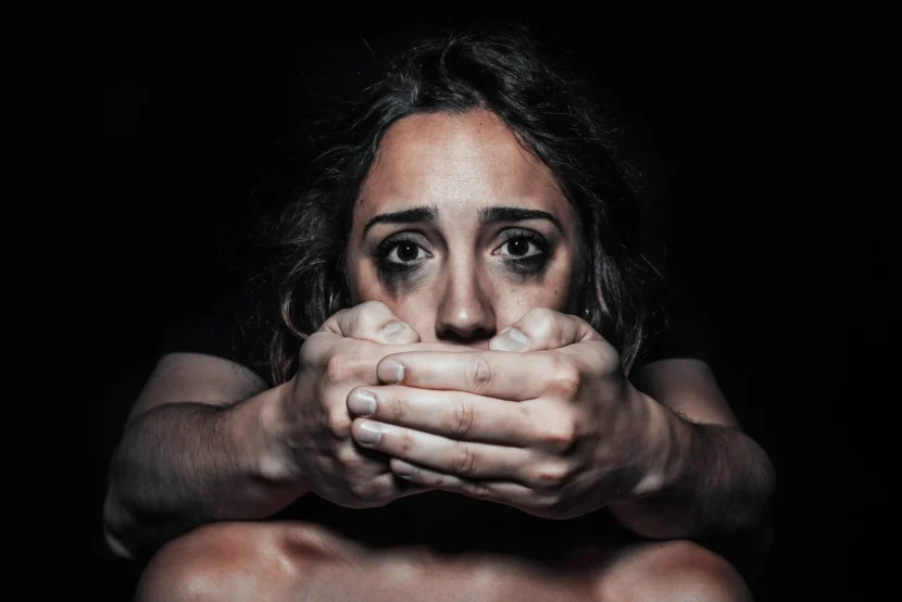 Violência Contra a Mulher: Um Problema Social Urgente Violência Contra a Mulher: Um Problema Social Urgente A violência contra a mulher é uma grave violação dos direitos humanos e um problema social que atinge milhões de mulheres no Brasil e no mundo. Ela pode ocorrer em diferentes formas — física, psicológica, sexual, moral ou patrimonial — e muitas vezes acontece dentro do ambiente doméstico, praticada por parceiros, ex-companheiros ou familiares. Segundo o Fórum Brasileiro de Segurança Pública, uma mulher é vítima de agressão física a cada quatro minutos no Brasil. Os dados revelam não apenas a dimensão do problema, mas também a urgência de medidas eficazes de prevenção, proteção e punição dos agressores. A Lei Maria da Penha (Lei nº 11.340/2006) é um marco importante no combate à violência doméstica e familiar. Ela prevê medidas protetivas de urgência, como o afastamento do agressor do lar, proibição de contato com a vítima e acompanhamento psicológico. Em casos mais graves, o agressor pode ser preso. Além da violência física, é importante destacar outros tipos de agressões menos visíveis, como a violência emocional e psicológica — que inclui ameaças, humilhações, isolamento social e controle da vida da vítima — e a violência patrimonial, como o controle dos bens ou destruição de objetos pessoais. As vítimas podem e devem procurar ajuda. O Ligue 180, central de atendimento à mulher, funciona 24 horas por dia, de forma gratuita e sigilosa. Existem também delegacias especializadas, centros de apoio psicológico e jurídico, casas de abrigo e ONGs que oferecem suporte. Combater a violência contra a mulher é uma responsabilidade de toda a sociedade. É preciso romper o silêncio, denunciar os agressores e apoiar as vítimas. Educação, empatia e justiça são fundamentais para construir um futuro mais seguro e igualitário para todas.
